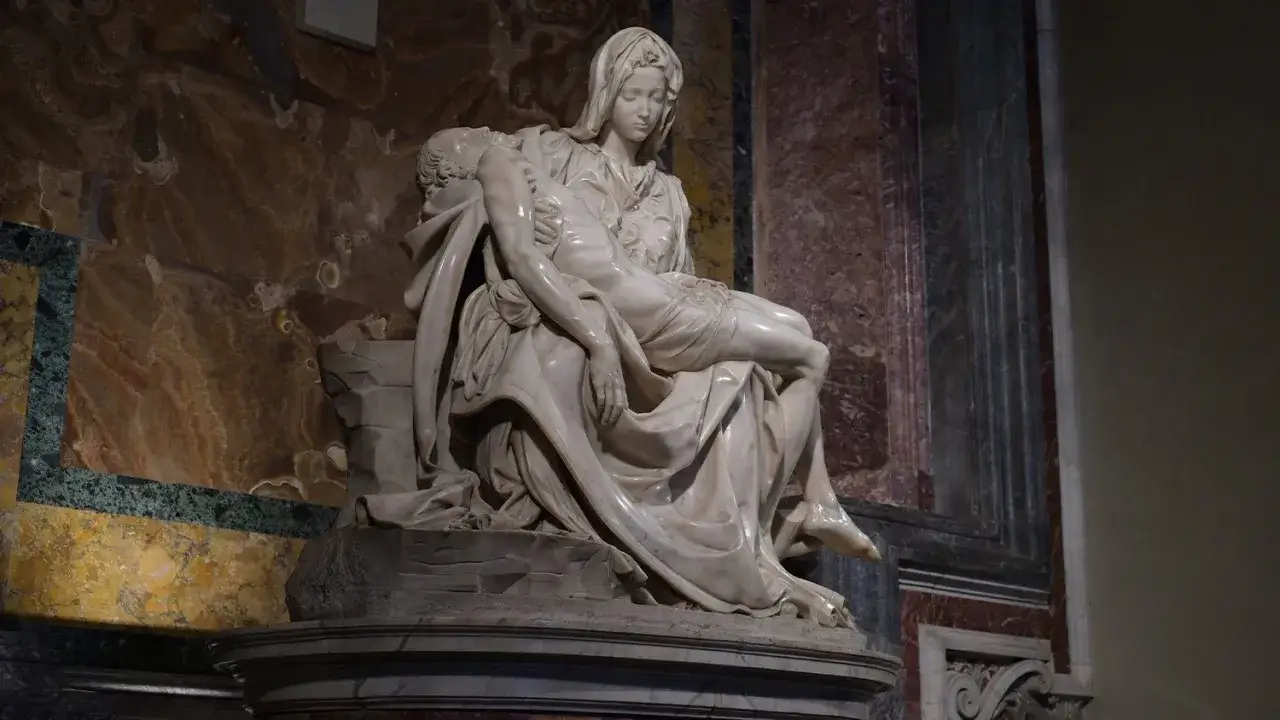 Michelangelos Piet&agrave;: Maria h&auml;lt den toten Jesus in ihren Armen. Ein Meisterwerk der Skulptur, das tiefe Emotionen und g&ouml;ttliche Sch&ouml;nheit ausstrahlt.