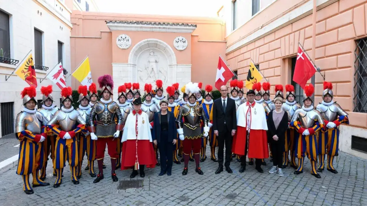 Die Schweizer Garde im Vatikan posiert in ihren bunten Uniformen und Rüstungen.