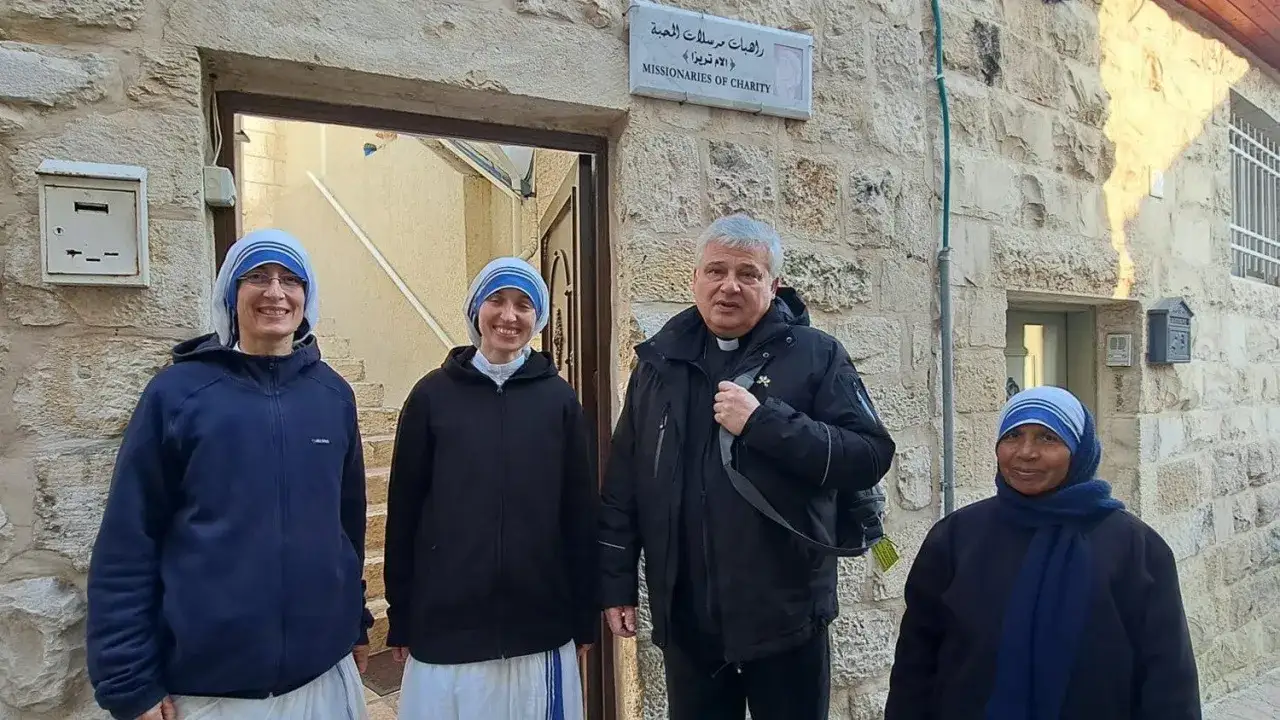Konrad Krajewski mit Missionarinnen der N&auml;chstenliebe vor ihrem Haus.