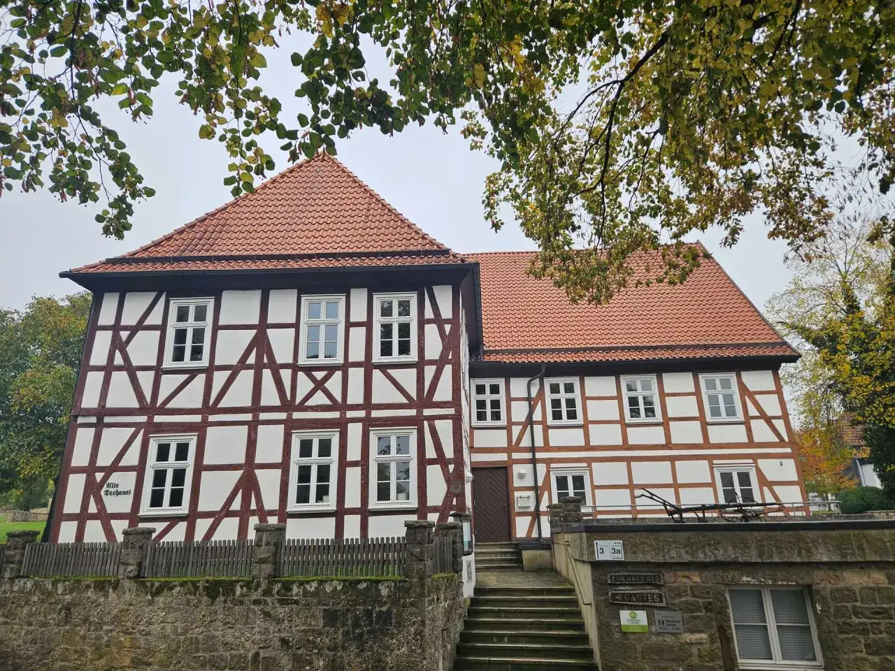 Fachwerkhaus mit roten Ziegeldach, die Wohnung eines Dechanten, umgeben von B&auml;umen.