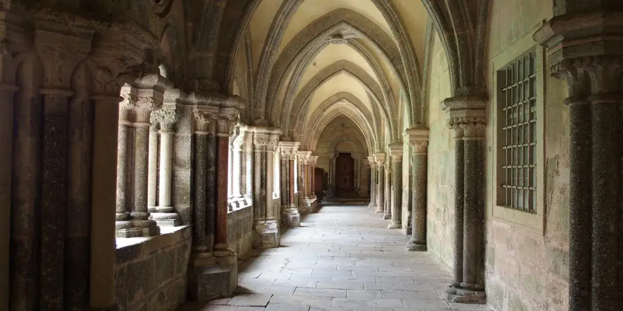 Gotische S&auml;ulenhalle im Stift Zwettl mit steinernem Boden und Bogenkonstruktion.