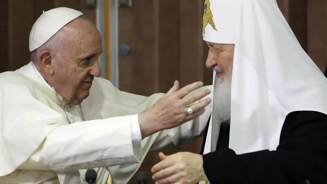 Papst Franziskus und Patriarch Kyrill im Gespr&auml;ch.