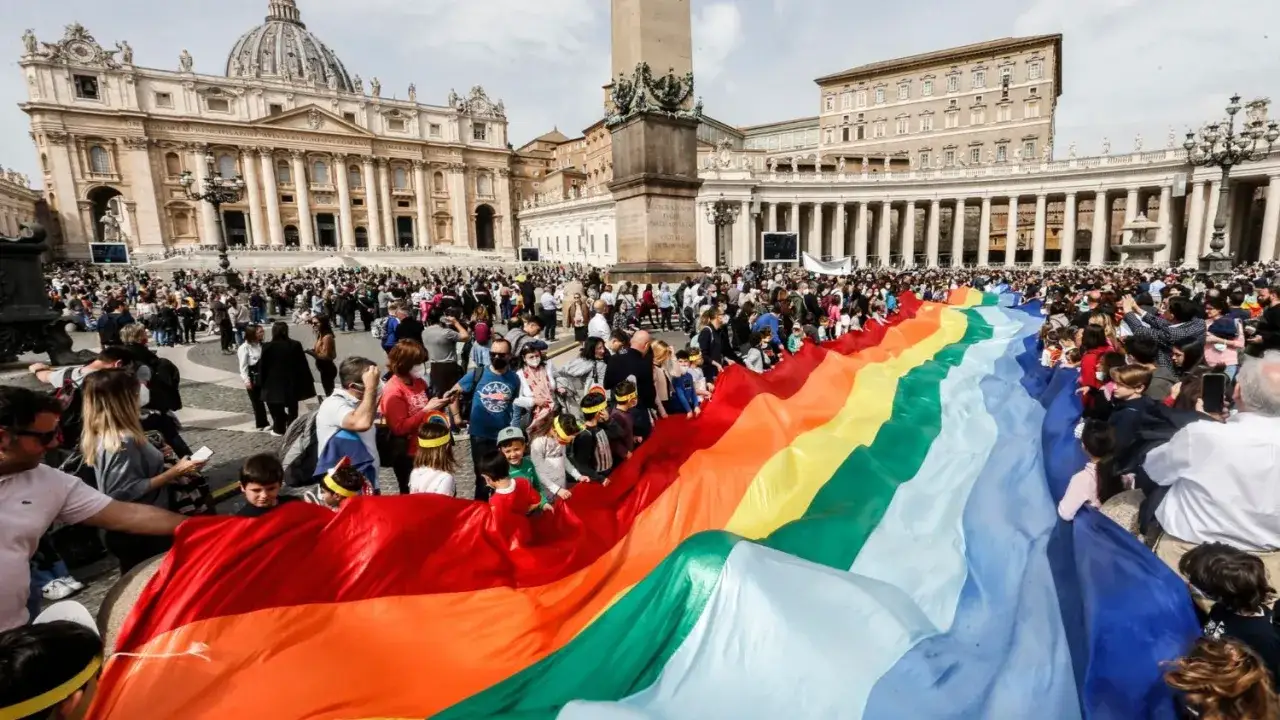 Menschen halten eine riesige Regenbogenfahne vor dem Petersdom. Ein Zeichen der Hoffnung, das vielleicht sogar den Papst erreicht.