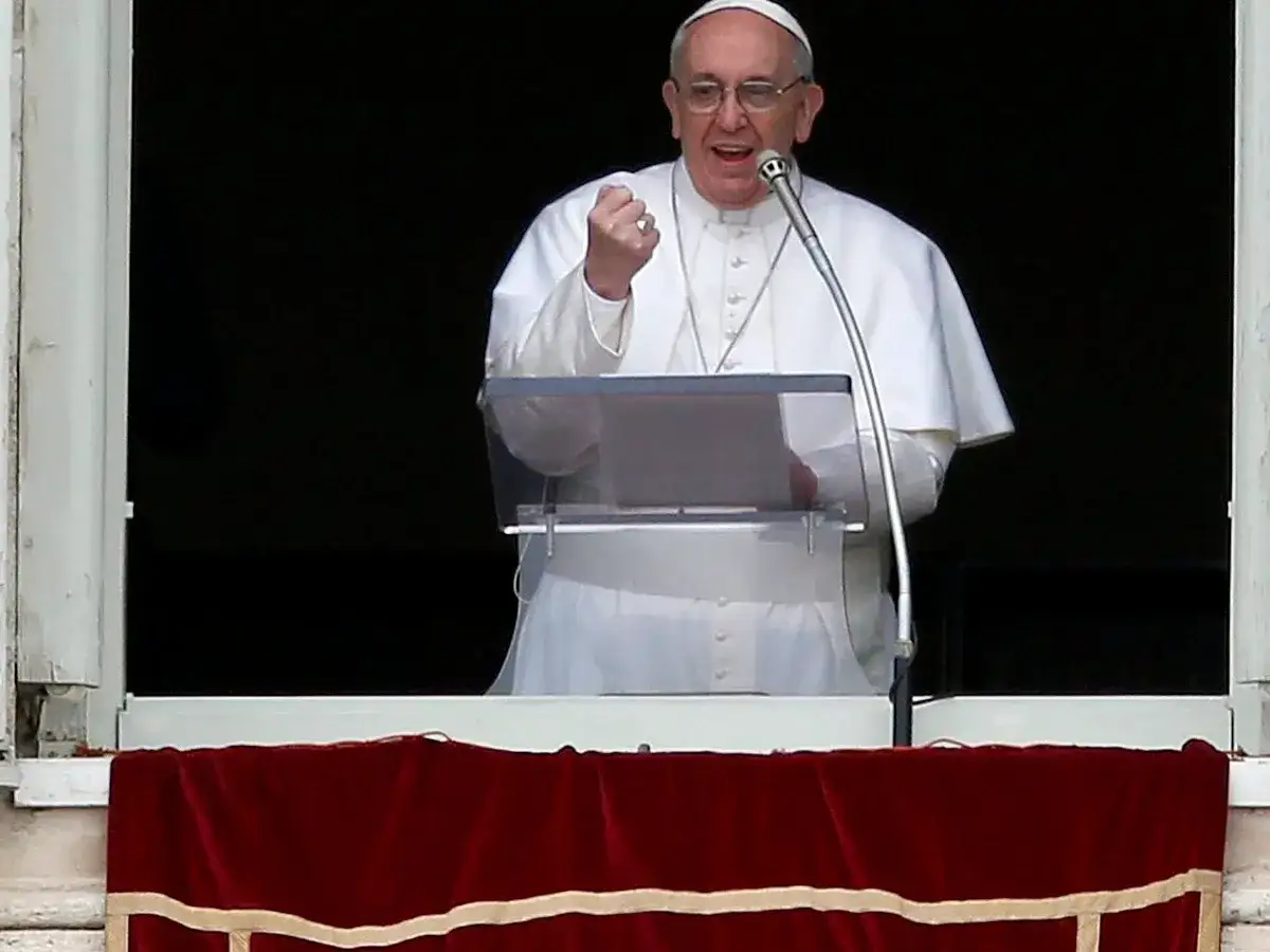 Papst Franziskus spricht von einem Balkon. Seit wann ist Franziskus Papst? Seit 2013.