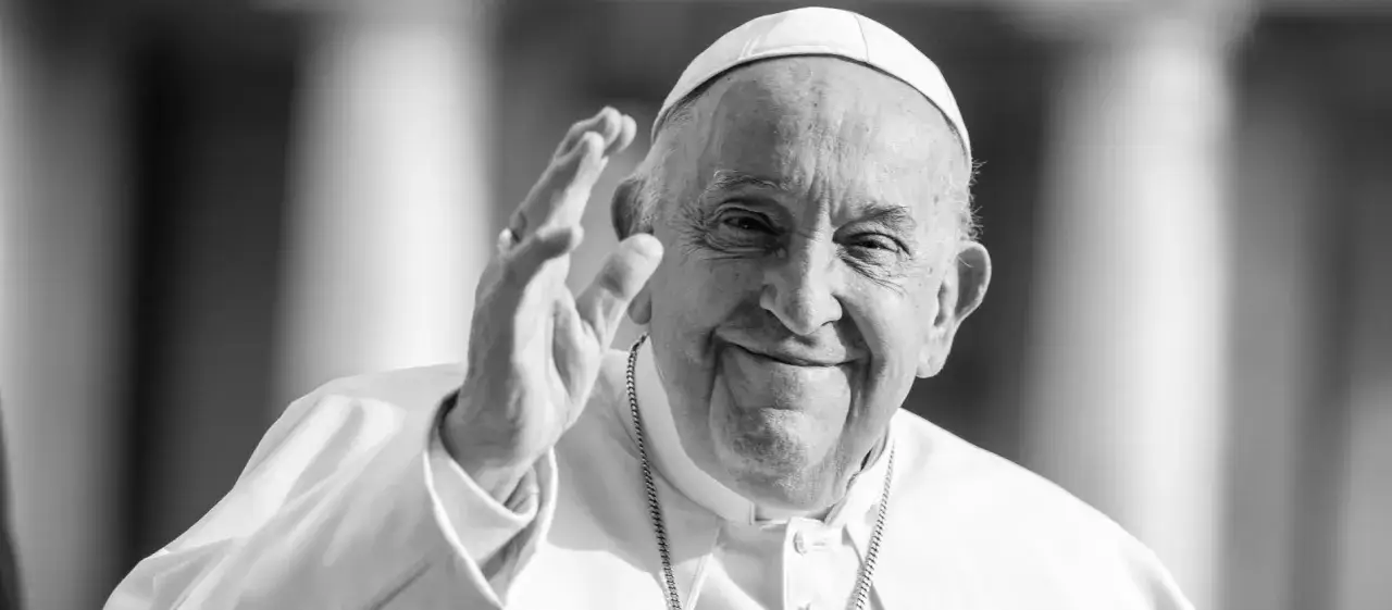 Papst Franziskus winkt lächelnd in die Menge.