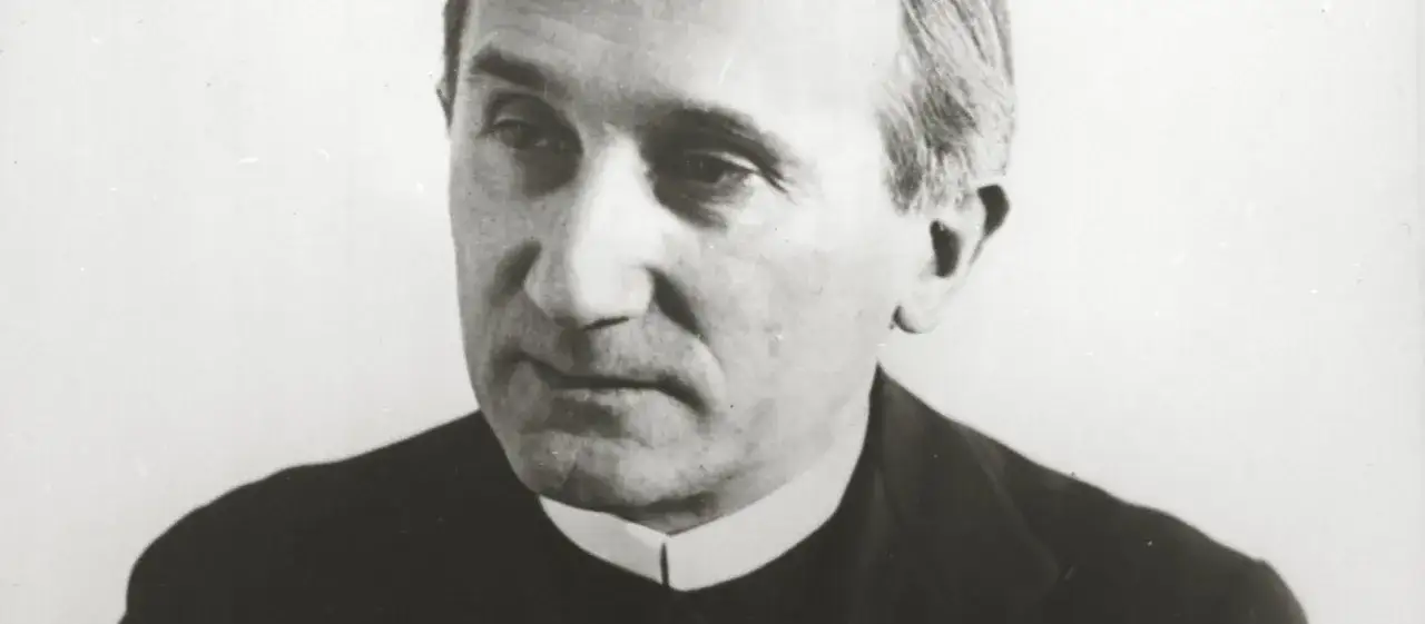 Portr&auml;t eines nachdenklichen Mannes in geistlicher Kleidung. Romano Guardini blickt nachdenklich in die Ferne.