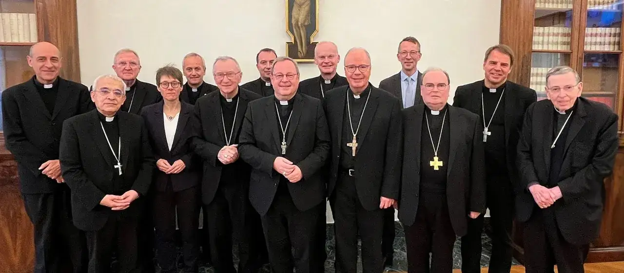 Mitglieder des synodalen Ausschusses posieren f&uuml;r ein Gruppenfoto.