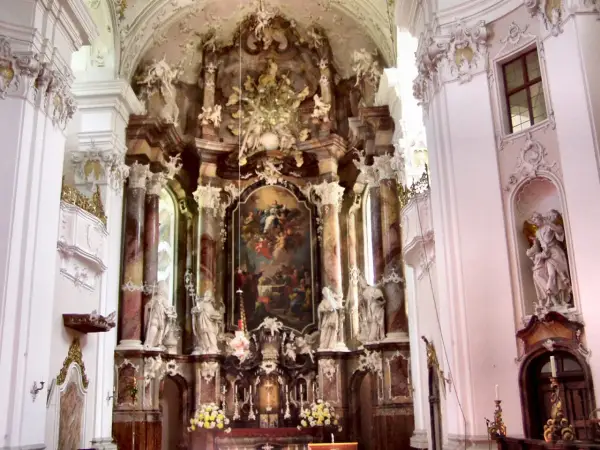 Prunkvoller Hochaltar im Kloster Engelhartszell, mit Gemälde und zahlreichen Skulpturen.